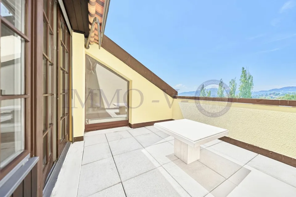 Geräumiges renoviertes Dachgeschoss mit Charme und Balkon-Terrasse mit Seeblick
