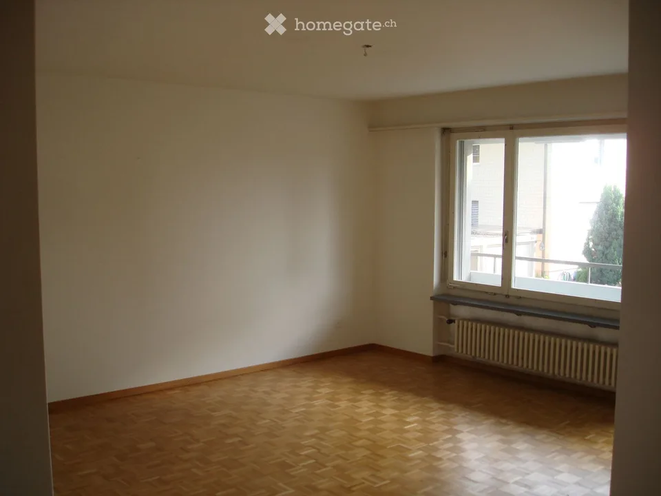 Appartement attractif de 3,5 pièces au 1er étage, avec vue sur la verdure, près du centre.