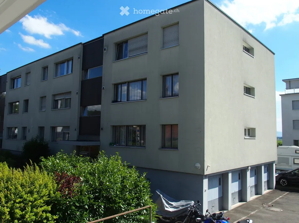 Appartement attractif de 3,5 pièces au 1er étage, avec vue sur la verdure, près du centre.