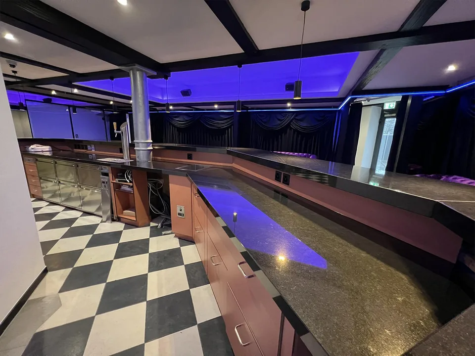 Bar opérationnelle avec équipement de haute qualité directement à la gare de Wil SG – photo 8 sur 21