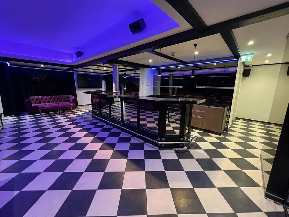 Bar opérationnelle avec équipement de haute qualité directement à la gare de Wil SG – photo 6 sur 21