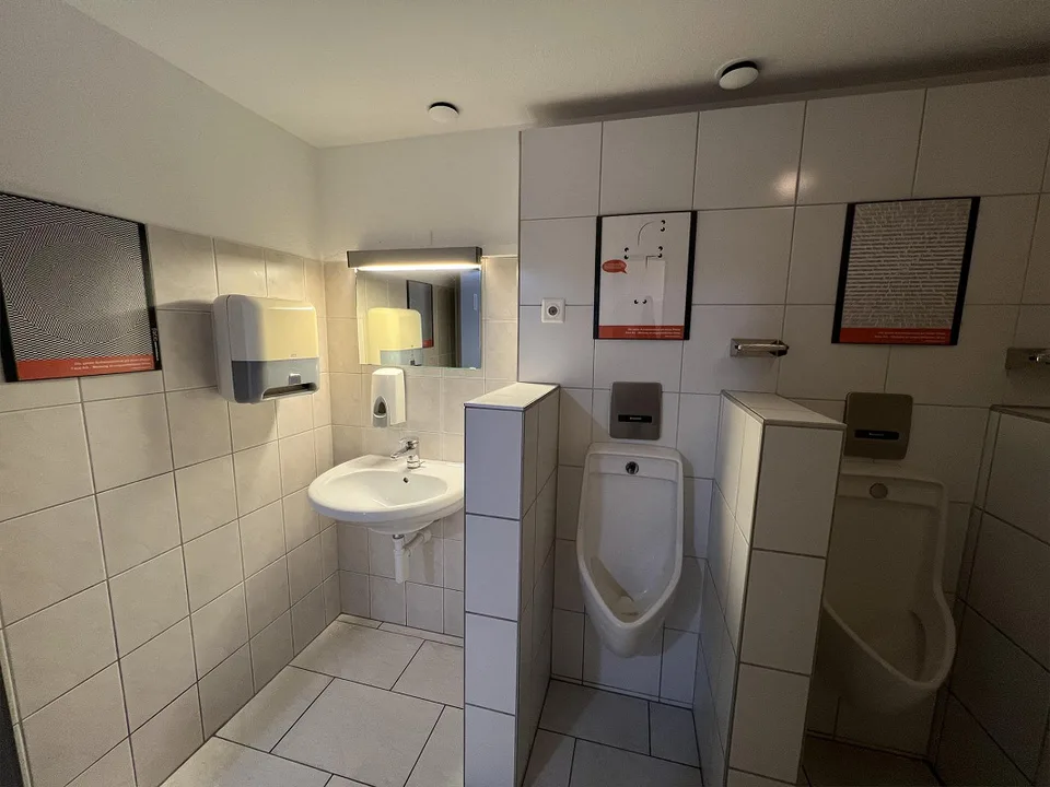 Bar opérationnelle avec équipement de haute qualité directement à la gare de Wil SG – photo 16 sur 21
