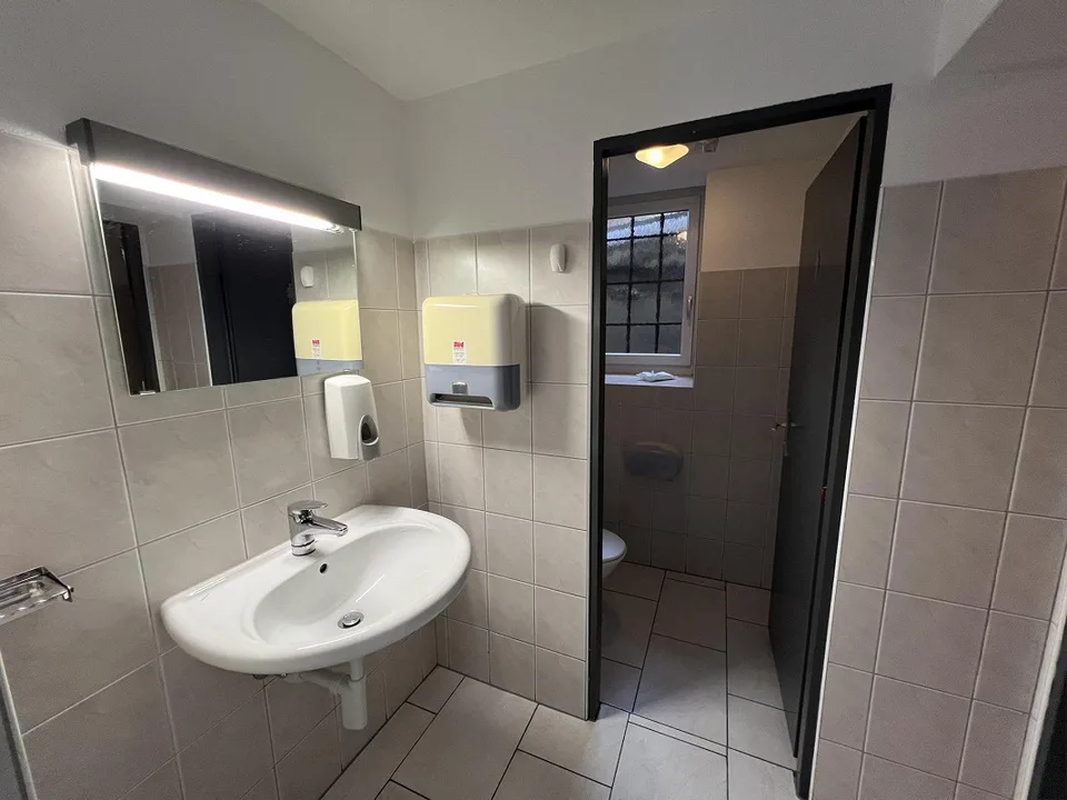 Bar opérationnelle avec équipement de haute qualité directement à la gare de Wil SG – photo 15 sur 21