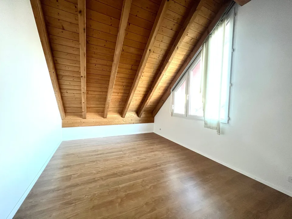 Charmante 2.5-Zimmer-Dachwohnung mit Balkon in Regensdorf