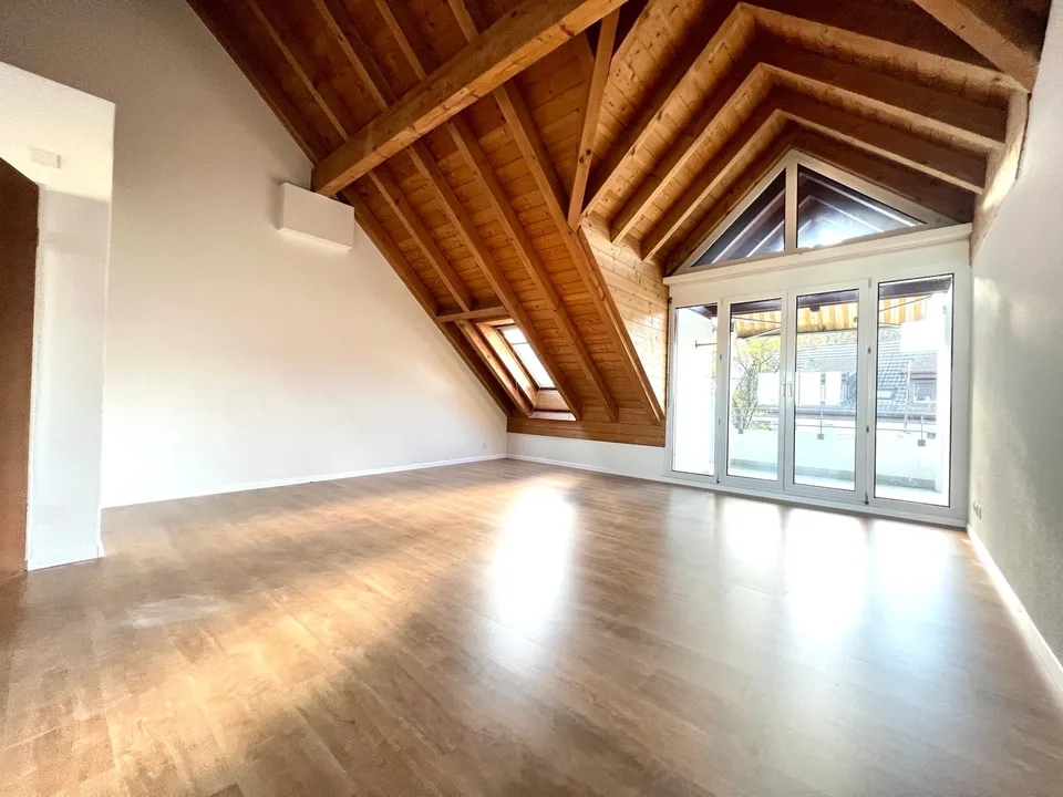 Charmante 2.5-Zimmer-Dachwohnung mit Balkon in Regensdorf
