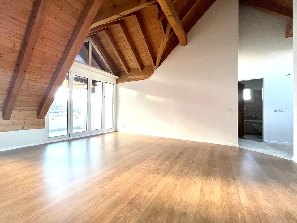 Charmante 2.5-Zimmer-Dachwohnung mit Balkon in Regensdorf