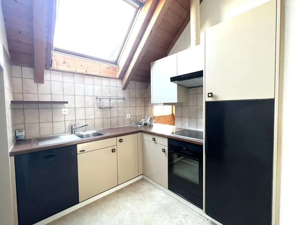 Charmante 2.5-Zimmer-Dachwohnung mit Balkon in Regensdorf