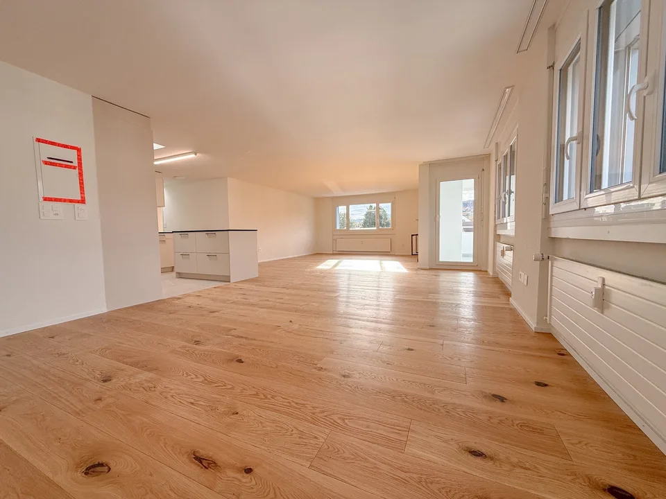 Appartamento in attico moderno di 4,5 locali in una proprietà completamente ristrutturata – data di occupazione più presto il 1 dicembre 2026
