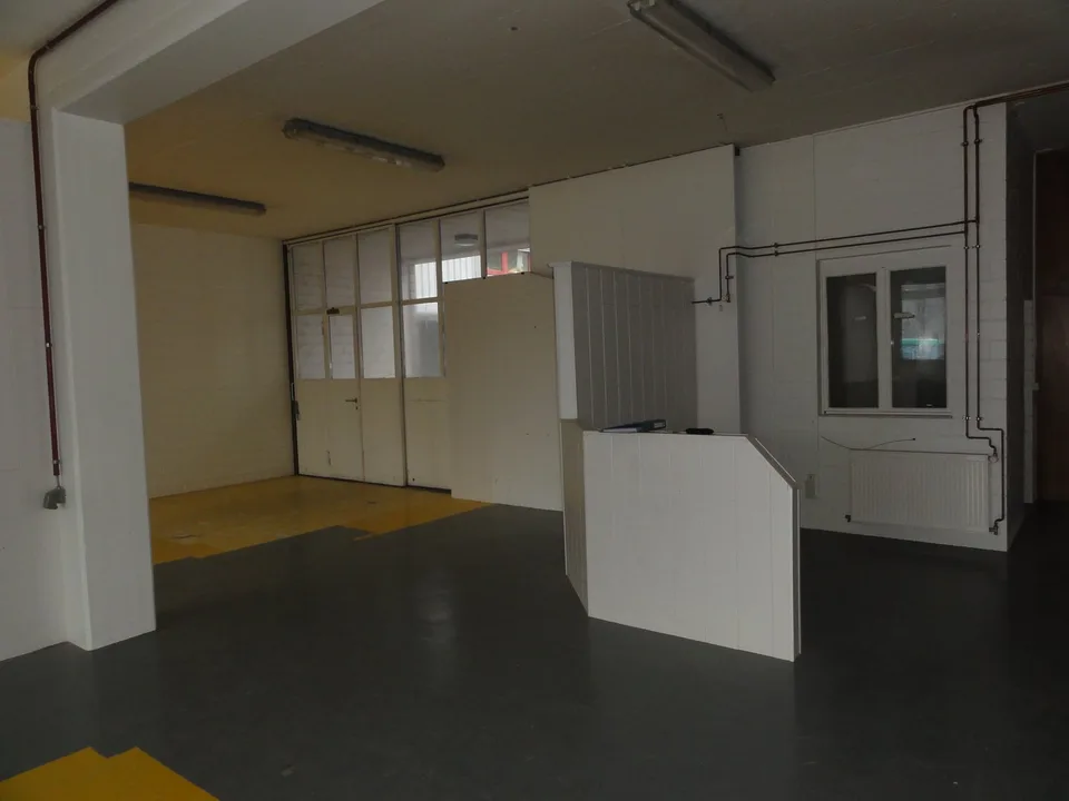 Local commercial / entrepôt à louer à Reinach BL
