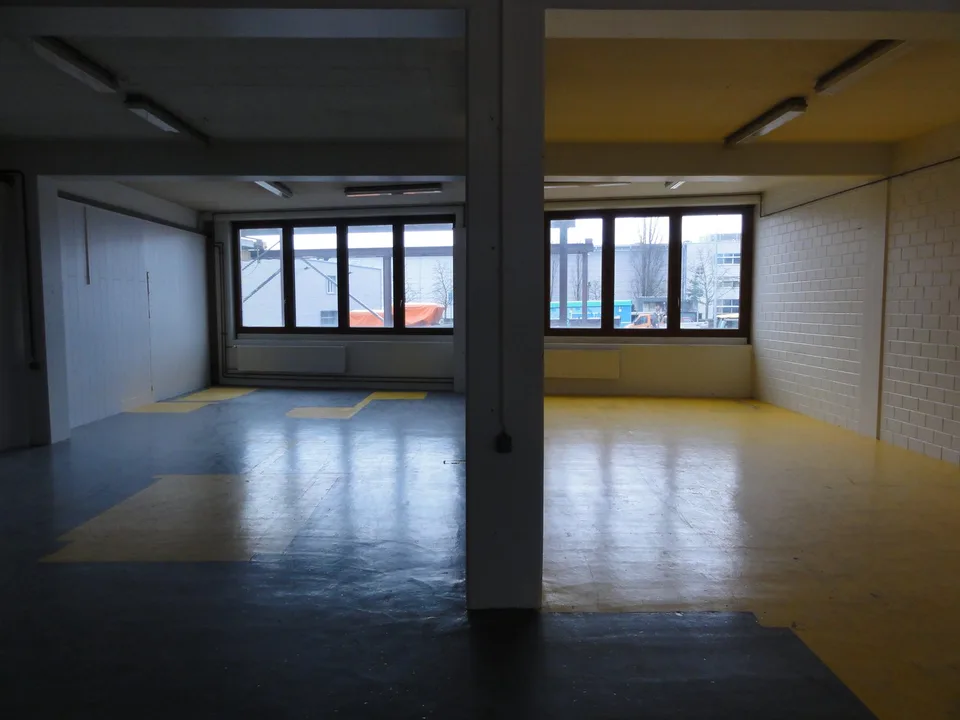 Local commercial / entrepôt à louer à Reinach BL