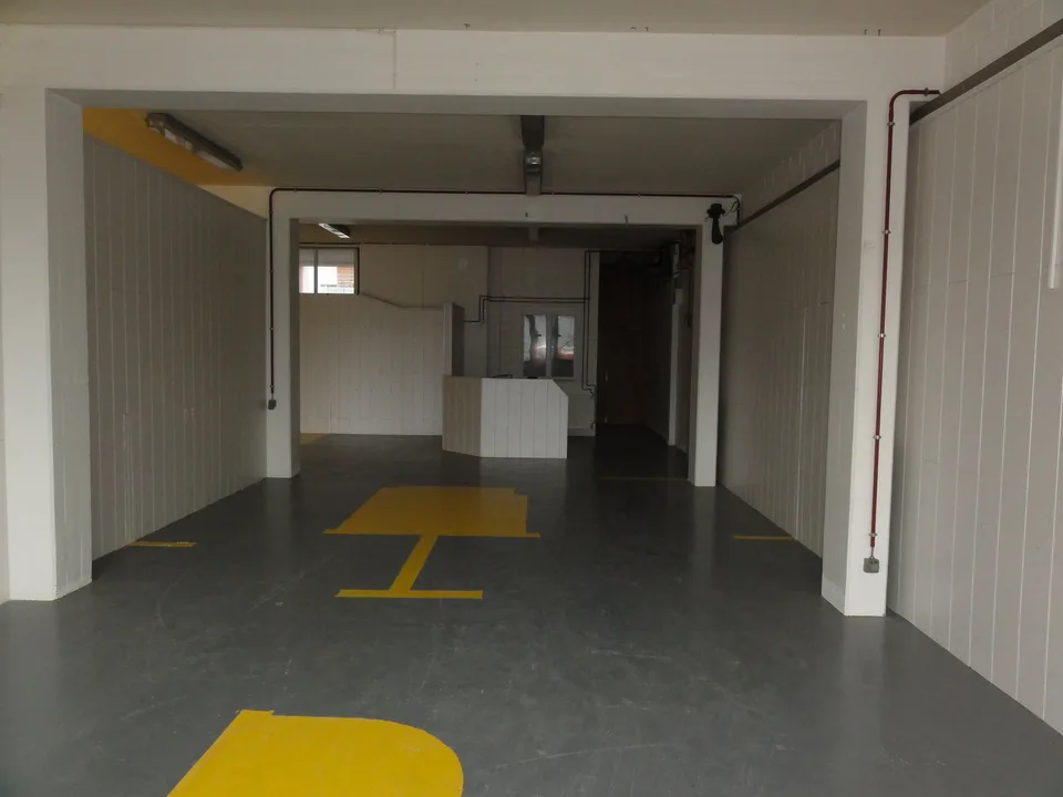 Local commercial / entrepôt à louer à Reinach BL