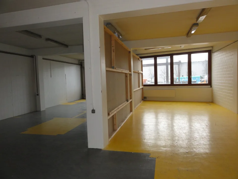 Local commercial / entrepôt à louer à Reinach BL