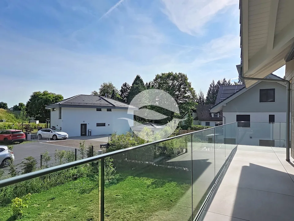 Elegante tripla contemporanea con balcone e giardino privato