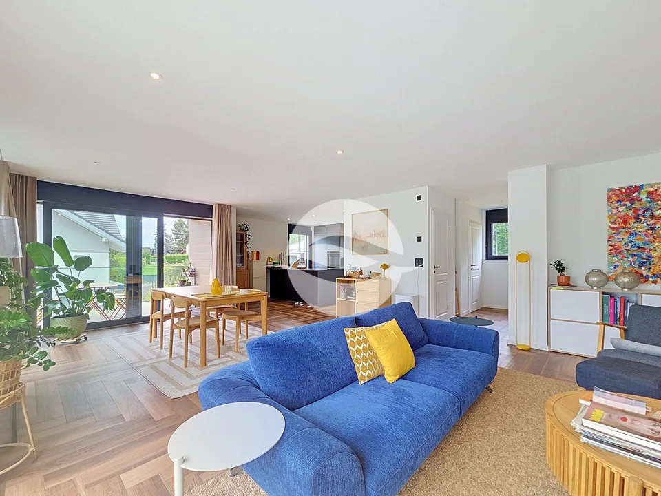 Elegante tripla contemporanea con balcone e giardino privato