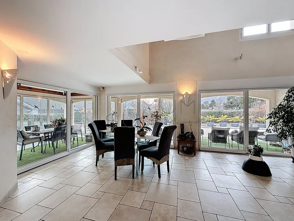 Villa incantevole con piscina su 1'500 m²