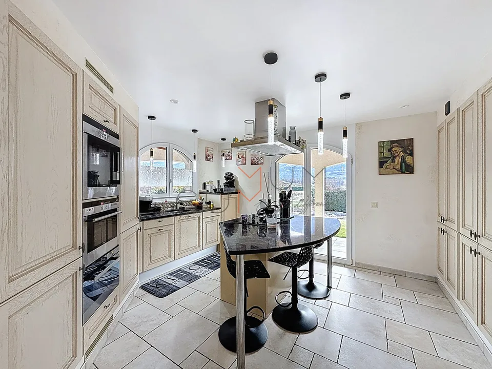 Villa incantevole con piscina su 1'500 m²
