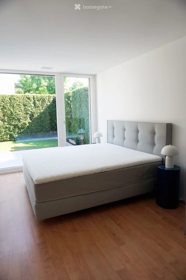 Möblierte 2.5-Zimmer-Wohnung mit separatem Eingang, eigenem Gartensitzplatz und Parkplatz