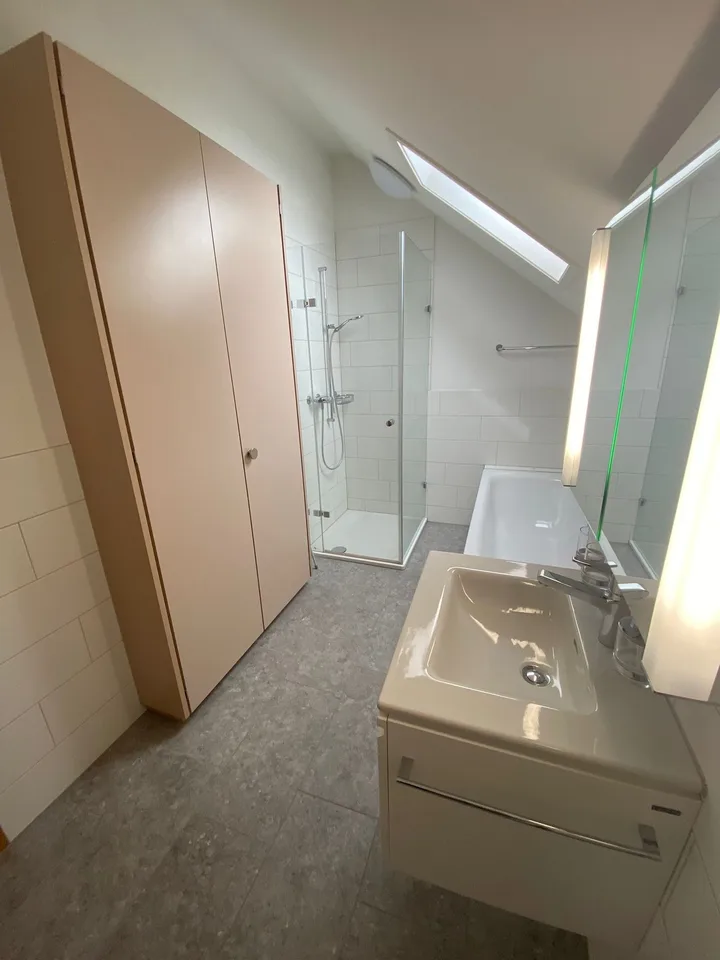 Heimelige Dachwohnung mit Cheminée