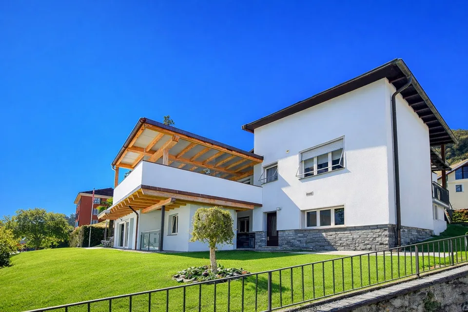 Casa bifamiliare di 7 locali con vista panoramica ad Acquarossa