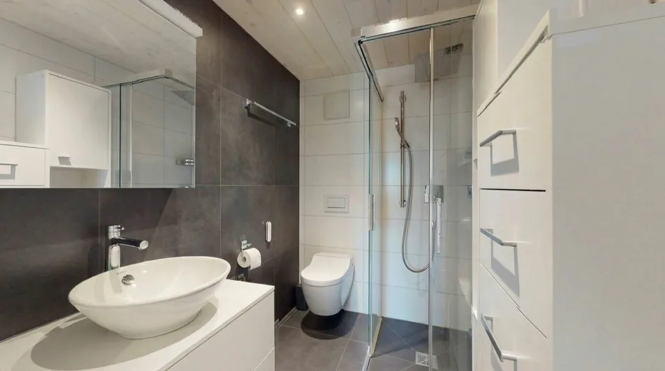 Moderne Dachgeschosswohnung mit spektakulärer Aussicht – Foto 8 von 14
