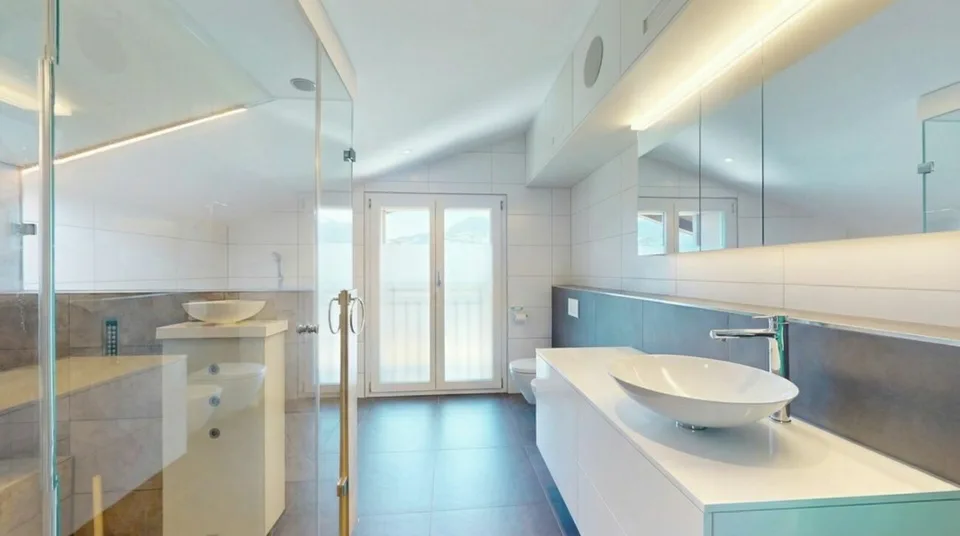 Moderne Dachgeschosswohnung mit spektakulärer Aussicht – Foto 7 von 14