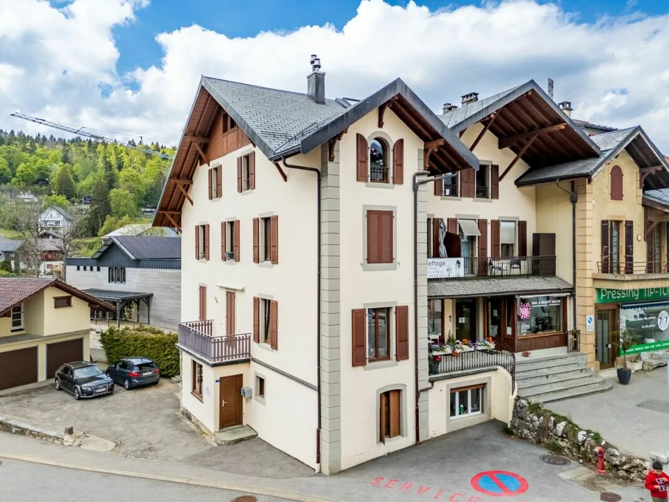 Immeuble mixte au coeur du village