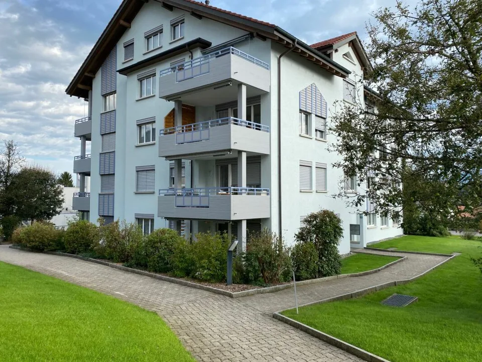 Helle und grosszügige 4.5 Zimmer-Gartenwohnung im Grünen