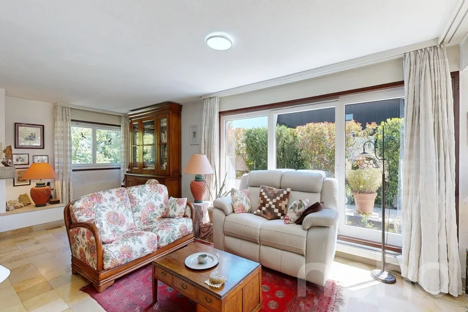 Villa d?architecte avec grand jardin et potentiel unique!