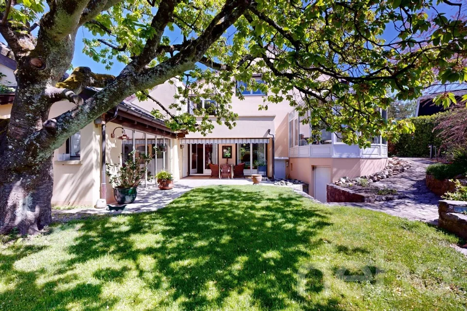 Villa d?architecte avec grand jardin et potentiel unique!