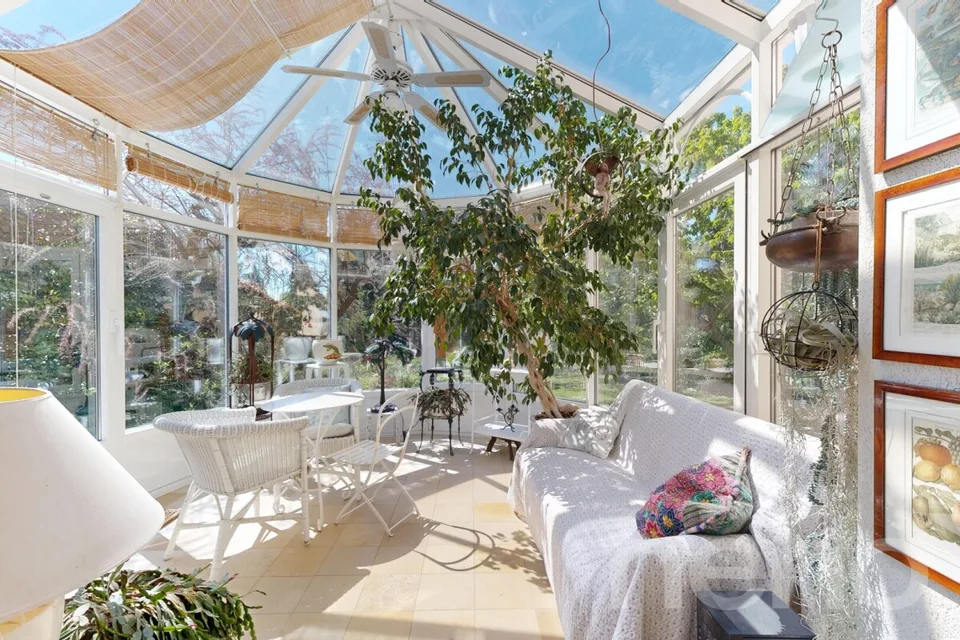 Villa d?architecte avec grand jardin et potentiel unique!