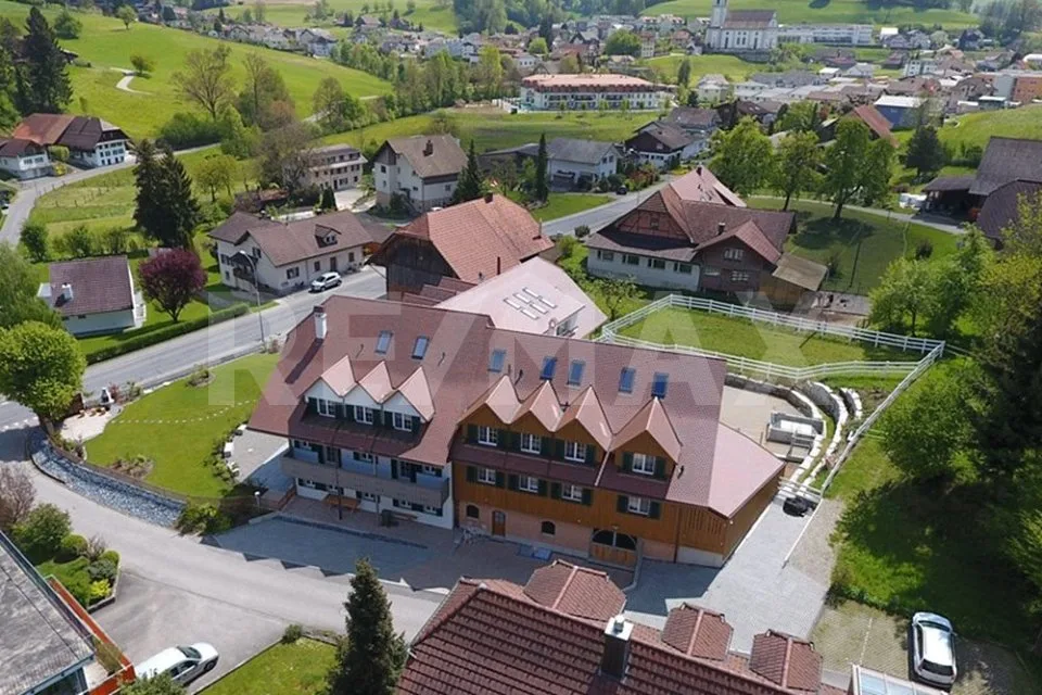 Charmante Liegenschaft mit 7 Wohnungen, 4 Pferdeboxen mit Auslauf, und luxuriösem Wellness-Refugium