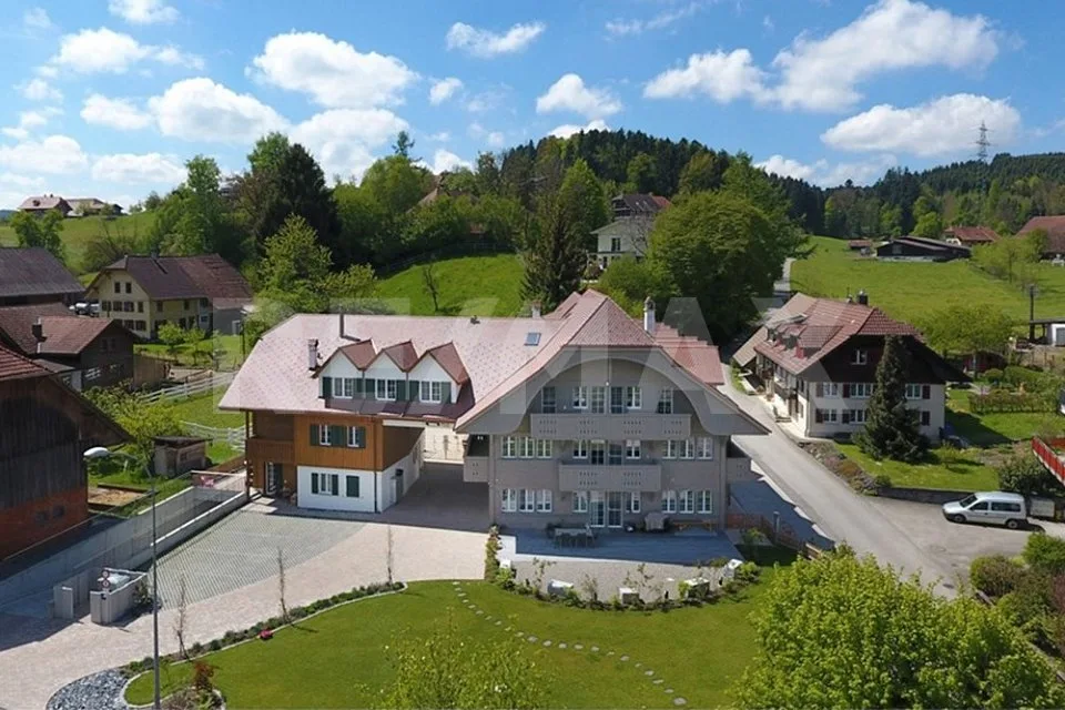 Charmante Liegenschaft mit 7 Wohnungen, 4 Pferdeboxen mit Auslauf, und luxuriösem Wellness-Refugium