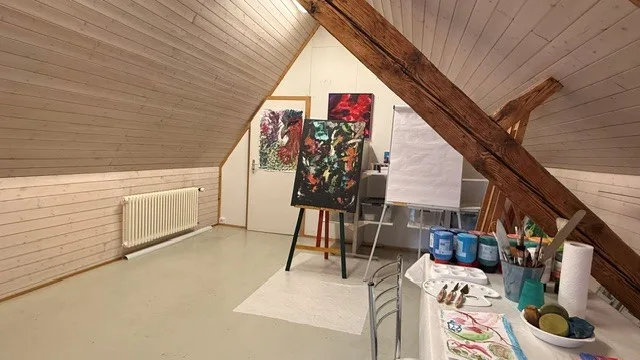 Studio / sala hobby nel tetto di una casa multifamiliare in affitto