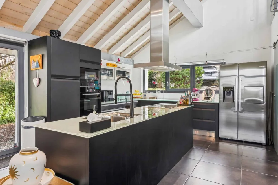 Villa d'architecte contemporaine de 7.5 pièces avec piscine