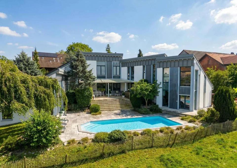 Villa d'architecte contemporaine de 7.5 pièces avec piscine