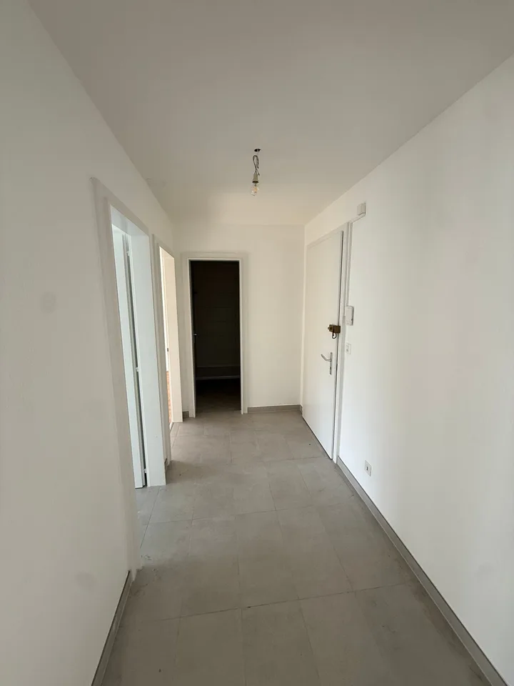 Appartamento di due locali completamente ristrutturato con balcone a Cressier