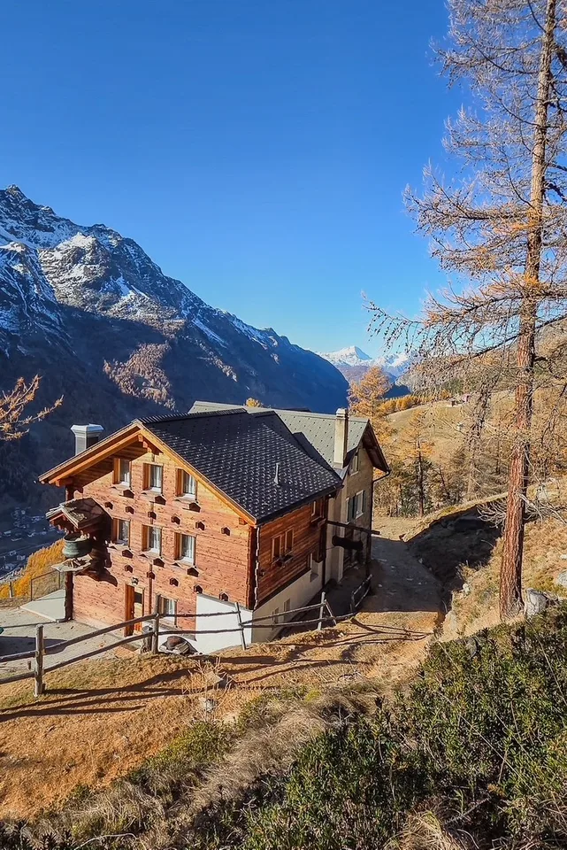 Der Sommerhitze entfliehen – einzigartige Alpenliegenschaft im Saastal auf 2’000 m ü. M.