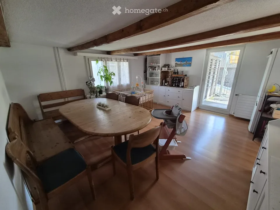 Incantevole appartamento maisonette di 4 locali con balcone e giardino a Gossau ZH