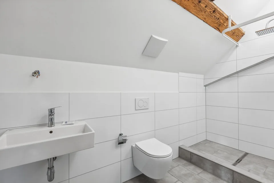 Appartamento moderno di 2,5 locali in mansarda in affitto