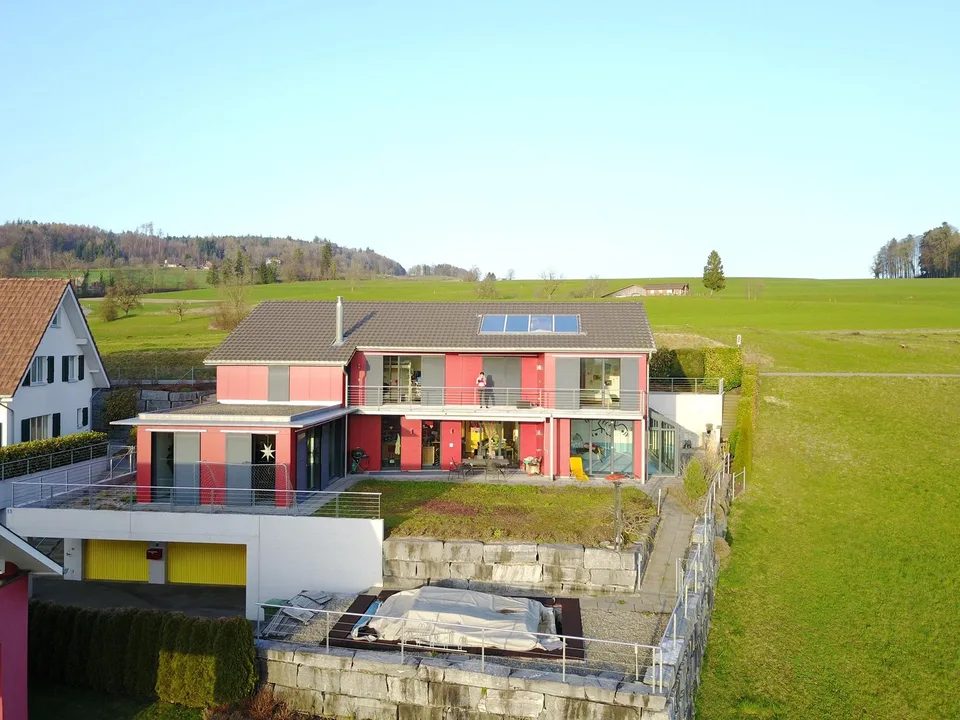 Grosszügiges 7-Zimmer-Einfamilienhaus mit Pool in Mettmenstetten – ab sofort verfügbar
