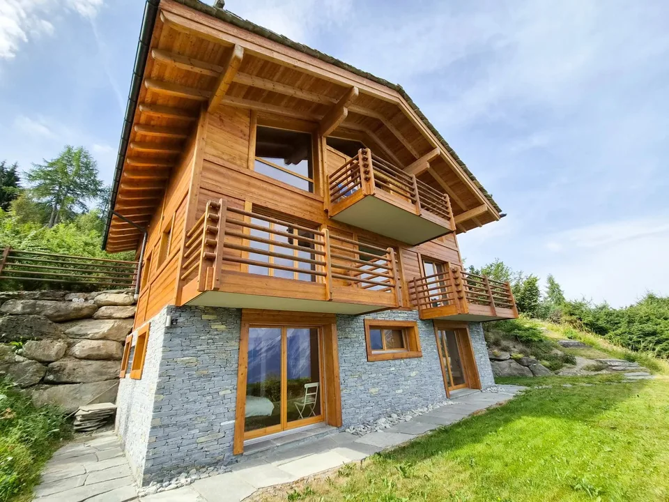 Exceptional chalet on the edge of the bisse and near ski slopes!