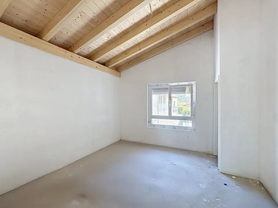 Appartamento nuovo di 5.5 locali con giardino privato a Epinassey