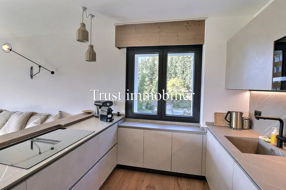 4046. Chaleureux appartement ski-in ski-out entièrement rénové