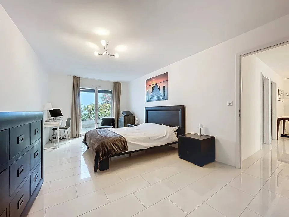Ampio appartamento di 4.5 locali in residenza moderna con balcone e terrazza