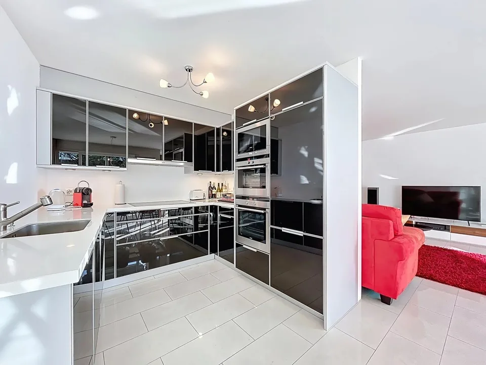 Ampio appartamento di 4.5 locali in residenza moderna con balcone e terrazza