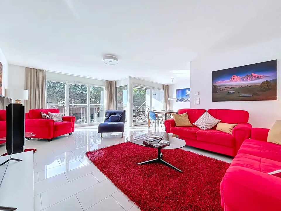 Ampio appartamento di 4.5 locali in residenza moderna con balcone e terrazza