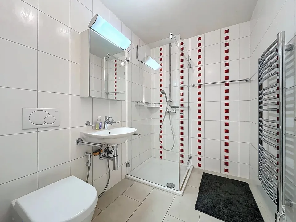 Geräumige 4.5 Zimmer Wohnung in moderner Residenz mit Balkon und Terrasse – Foto 10 von 11