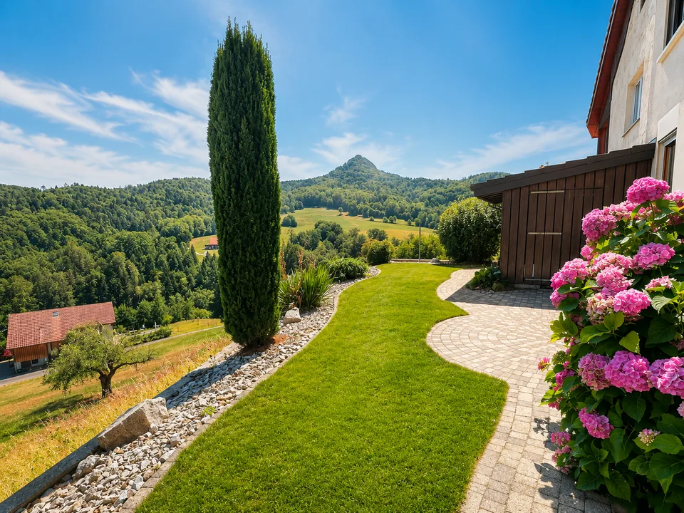 Casa unifamiliare (casa a schiera) con appartamento per anziani, grande giardino, vista panoramica & doppio garage