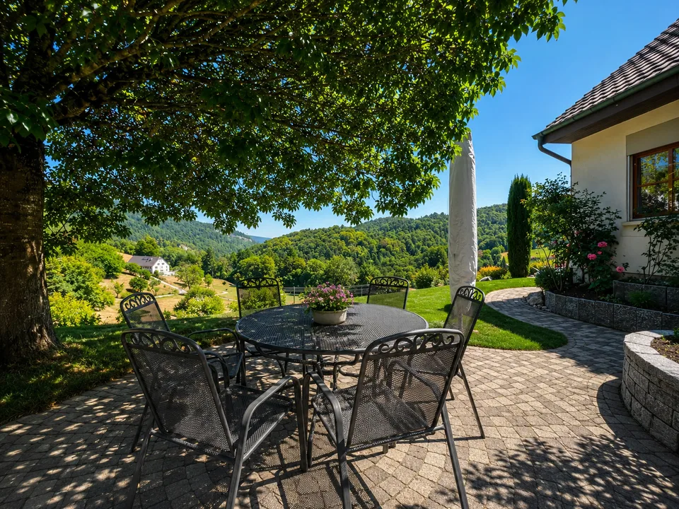 Casa unifamiliare (casa a schiera) con appartamento per anziani, grande giardino, vista panoramica & doppio garage