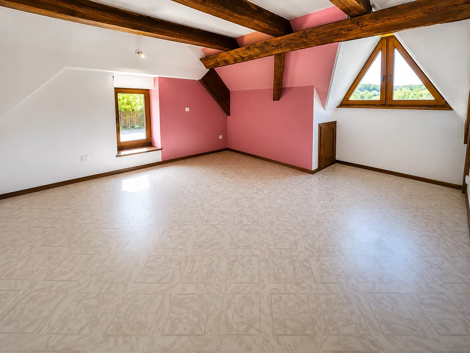 Maison individuelle (maison mitoyenne) avec appartement pour personnes âgées, grand jardin, vue panoramique & double garage – photo 9 sur 11